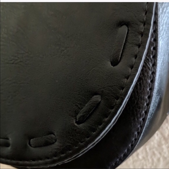 BLACK FAUX LEATHER SADDLE CROSSBODY BAG - Picture 4 of 8